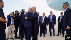 Predsednik Bajden se pozdravlja sa izraelskim premijerom Benjaminom Netanjahuom po dolasku na međunarodni aerodrom Ben Gurion u Tel Avivu, 18. oktobra 2023. (Foto: AP/Evan Vucci)