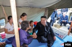 지난 8, 9일 이틀 간 평안북도 의주군 수해 현장을 방문한 김정은 북한 국무위원장이 피난민 텐트를 방문해 위로하는 모습. (사진출처: 조선중앙통신)