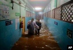 Rumah Sakit Pemerintah Tambaram terendam banjir menyusul hujan lebat di sepanjang pantai Teluk Benggala di Chennai, India, Senin, 4 Desember 2023.(AP)