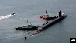 ILUSTRASI - Kapal selam bertenaga nuklir USS Michigan mendekati pangkalan angkatan laut di Busan, Korea Selatan, Jumat 16 Juni 2023. (Gang Duck-chul/Yonhap via AP)