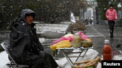 Ulični prodavac prodaje povrće u Omsku, Rusija, 24. oktobar, 2023. (Foto: REUTERS/Alexey Malgavko)