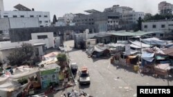 Izbeglički šatori u dvorištu bolnice Al Šifa u Gazi