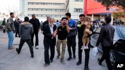 Porodice žrtava i povređenih ispred bolnice u Kermanu, na jugozapadu Irana (Foto: Sare Tajalli, ISNA via AP)