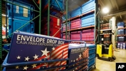 The warehouse at the Maricopa County Elections Department keeps all the equipment and signage for all the voting precincts in Phoenix, Sept. 8, 2022. Skladište u Finiksu u Arizoni, gde se drži izborni materijal (Foto: AP/Ross D. Franklin)