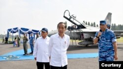 Presiden Jokowi didampingi Menhan Prabowo Subianto, mendengar penjelasan dari KSAU Marsekal Fadjar Prasetyo terkait simulasi dan peragaan pemberian bantuan lewat Udara yang direncanakan akan diberikan kepada rakyat di Gaza (biro setpres)