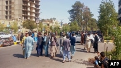 Orang-orang berkumpul di jalan-jalan di Herat pada 7 Oktober 2023. Gempa berkekuatan 6,3 magnitudo melanda Afghanistan barat. (Foto: AFP)