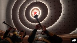 中国军乐团在北京人大会堂内演奏。（2024年3月11日）