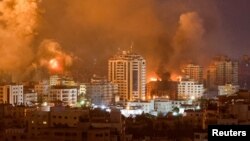 Api dan asap mengepul saat berlangsungnya serangan Israel di Gaza, 9 Oktober 2023. (REUTERS/Mohammed Salem)