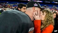 Tejlof Svift i Trevis Kelsi posle pobede Čifsa u Baltimoru (Foto: AP/Julio Cortez)