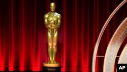 Replika patung Academy Awards dipajang sebelum pengumuman nominasi Academy Awards ke-96 pada Selasa, 23 Januari 2024, di Teater Samuel Goldwyn di Beverly Hills, California. Academy Awards ke-96 akan berlangsung di Los Angeles, 10 Maret, 2024. (Jordan Strauss/Invision/AP)