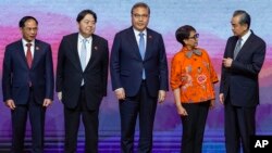 Menteri Luar Negeri Retno Marsudi (kedua dari kanan) bersama sejumlah menteri luar negeri dari negara-negara Asia dan perwakilan China Wang Yi (kanan) hadir dalam ASEAN Ministerial Meeting di Jakarta, pada 13 Juli 2023. (Foto: Mast Irham/Pool Photo via AP)