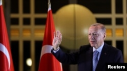 Presiden Turki Tayyip Erdogan melambai saat berbicara kepada para pendukungnya menyusul kemenangannya dalam putaran kedua pemilihan presiden di Istana Kepresidenan di Ankara, Turki, 28 Mei 2023. (REUTERS/Umit Bektas)