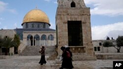 Jemaah Palestina berjalan melewati Kubah Batu di kompleks Masjid Al-Aqsa di Kota Tua Yerusalem, Senin, 19 Februari 2024. (AP/Maya Alleruzzo)