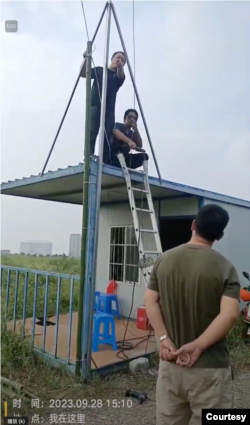 金坛当局在杨家门口设置了装有摄像头的集装箱，每班派员3-5人，对一家三口进行24小时监控。(照片提供: 杨彩英)