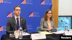 美国在台协会(AIT)主席劳拉.罗森伯格(Laura Rosenberger 右)在台北举行的记者会上发表讲话。（2024年1月16日）