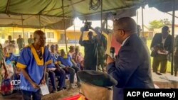 Ministre ya Makoki ma bomoto, Fabrice Puela azali kobesa mokanda mwa bosikolami na balandi ya Mukungubila na ya Bundu dia Mayala baye batikami na boloko bwa N'Dolo, Kinshasa, 31 sanza ya zomi 2023. (ACP)