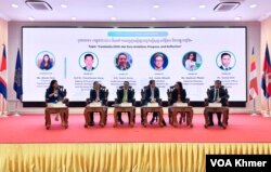 តំណាងក្រសួង និងសង្គមស៊ីវិលជាតិ និងអន្តរជាតិ កំពុងពិភាក្សាអំពីការបញ្ចេញឧស្ម័នផ្ទះកញ្ចក់ ក្នុងយុទ្ធនាការផ្ទៃមេឃពណ៌ខៀវ និងការបញ្ចេញឧស្ម័នផ្ទះកញ្ចក់ស្មើសូន្យ ២០២៥ នៅកម្ពុជា នៅថ្ងៃទី១៥ ខែវិច្ឆិកា ឆ្នាំ២០២៣។ (កាន់ វិច្ឆិកា/វីអូអេ)