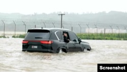 지난달 29일 북한 대외관영 ‘조선중앙통신’이 공개한 사진., 김정은 국방 위원장이 27일 일본 도요타사의 고급 브랜드 스포츠유틸리티(SUV) 차량인 ‘렉서스 LX-600’으로 추정되는 차량을 타고 수해가 발생한 평안북도 신의주 일대 현장을 시찰했다. 사진 = 조선중앙통신