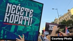 Učesnici protesnog skupa protiv otvaranja rudnika litijuma "Nećeš kopati", u organizaciji Saveza ekoloških organizacija Srbije, drže transparente, na Terazijama, u Beogradu, 10. avgusta 2024. (FoNet)
