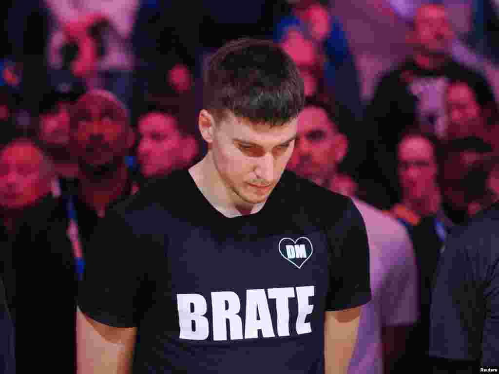 I košarkaši Atlante, među kojima i reprezentativac Srbije Bogdan Bogdanović, na teren su izašli u majicama Milojeviću u čast. (Foto: Kelley L Cox-USA TODAY Sports)