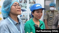 អ្នកស្រី ស៊ឹម សេរីរ័ត្ន ម្ចាស់​សិប្បកម្ម Home Taste Food (ឈរ​នៅ​កណ្តាល) ផ្តល់​បទសម្ភាសន៍​ដល់​អ្នកកាសែត​ក្នុង​ក្រុង​សៀមរាប នៅថ្ងៃទី១៨ ខែកញ្ញា ឆ្នាំ២០២៣។ (ហ៊ុល រស្មី/វីអូអេ)