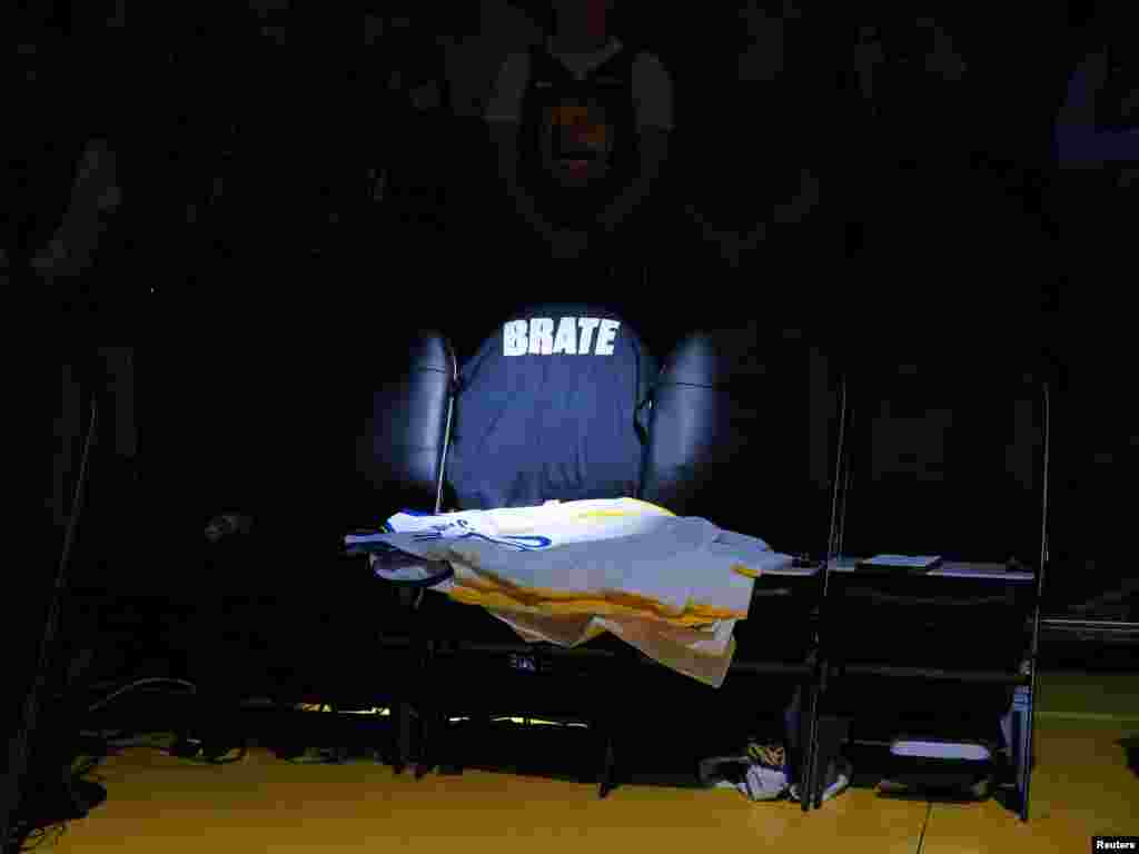 Pored majice, na stolici koju je Milojević koristio bili su složeni i dresovi Golden Stejta (Foto:&nbsp; Kelley L Cox-USA TODAY Sports)