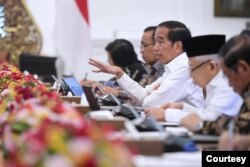 Presiden Joko Widodo dalam rapat terbatas di Istana Merdeka hari Senin (25/9) memerintahkan agar penyelesaian Rempang dilakukan dengan "tetap mengedepankan hak-hak dan kepentingan masyarakat. (Courtesy : Setpres RI)