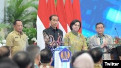 Presiden Joko Widodo didampingi Menteri Keuangan RI Sri Mulyani, pada acara penyerahan secara digital Daftar Isian Pelaksanaan Anggaran (DIPA) dan Buku Daftar Alokasi Transfer ke Daerah (TKD) tahun 2024 di Istana Negara, 29 November 2023. (Twitter/@jokowi)