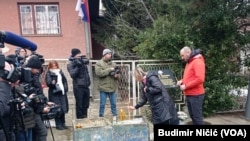 Građani odaju počast Oliveru Ivanoviću paljenjem sveća. 