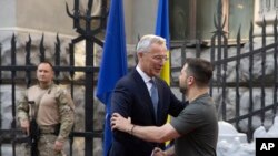 Sekretaris Jenderal NATO Jens Stoltenberg (kiri), dan Presiden Ukraina Volodymyr Zelenskyy berjabat tangan sebelum pertemuan mereka di Kyiv, Ukraina, 28 September 2023.
