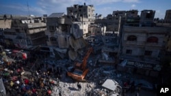 Uništene zgrade u gradu Rafi, na jugu Pojasa Gaze (Foto: AP/Fatima Shbair)