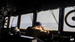 FILE - Seorang anggota kru mengamati dari anjungan kapal perusak U.S.S. Gravely (DDG 107) di Laut Merah bagian selatan, Selasa, 13 Februari 2024. (Bernat Armangue/AP)