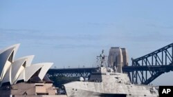 호주 시드니항으로 들어오는 미국 해군 연안전투함 캔버라함 (자료사진)