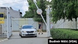 Automobil sa Milanom Rakićem iz Srpske liste izlazi sa parkinga Kancelarije EU u Prištini, 6. jun 2023.