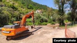 Bager na mestu izgradnje mini hidroelektrane na reci Uni, nedaleko od njenog izvora, u mestu Srb, u Lici, u Hrvatskoj, 25. jula 2024. (Foto: Stranica Moj Srb, ustupljena fotografija)