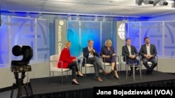 Moderatorka panela Ilva Tare i učesnici (s leva na desno): Florijan Biber, Donika Emini, Damir Kapidžić i Marko Kmezić (foto: VOA/Jane Bojadzievski)