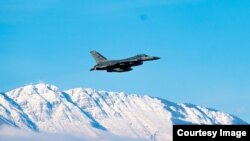 Američi lovac F-16 prelijeće BiH. (Foto: Ambasada SAD)