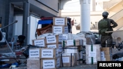Izraelski vojnik stoji pored medicinske opreme koja je dopremljena u bolnicu Al Šifa u Gazi (foto: Izraelske odbrambene snage/Rojters)