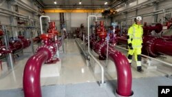 Seorang pekerja memeriksa stasiun kompresi pipa gas laut "Baltic Connector" di kota Inkoo, Finlandia (foto: dok). 