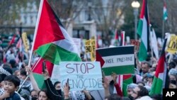 Sejumlah aktivis anti perang menggelar protes di luar Gedung Putih, Washington, dalam aksi demo untuk menunjukkan dukungan terhadap Palestina dan menuntut pemberlakuan gencatan senjata, pada 4 November 2023. (Foto: AP/Jose Luis Magana)