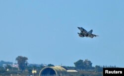 Sebuah jet tempur Dassault Mirage 2000-5 Angkatan Udara Emiri Qatar lepas landas sebagai bagian dari misi Joint Task Force Odyssey Dawn (JTF-OD) di Teluk Souda di Yunani, dalam foto selebaran 25 Maret 2011 ini. (REUTERS/Paul Farley/A.S. Navy Photo/Handout)