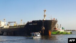 Kapal kargo Rusia yang membawa minyak mentah tiba di pelabuhan di Karachi, 11 Juni 2023. (Karachi Port Trust (KPT) / AFP)