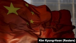 Bendera nasional China berkibar di kawasan bisnis di Beijing, 29 Oktober 2015. (Foto: REUTERS/Kim Kyung-Hoon)