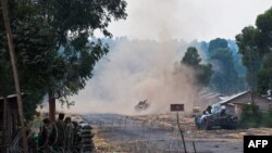 Likalo lyoko lya mampinga ma Ekolo Congo démocratique (FARDC) na bitumba na Kanyarucinya, na 10 km na Goma, Nord-Kivu, 17 sanza ya sambo 2013.