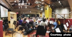 Laurentia Editha memimpin orkestra saat kuliah di Berklee College of Music di Boston, Massachusetts (dok: Laurentia Editha)