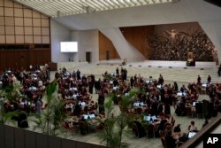 Peserta sesi pembukaan Sidang Umum Sinode Para Uskup ke-16 tiba di Aula Paulus VI di Vatikan, Rabu, 4 Oktober 2023. (AP/Gregorio Borgia)