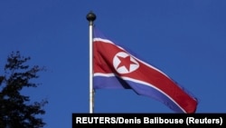 资料照：2014年10月2日，朝鲜常驻日内瓦办事处的旗杆上飘扬着一面朝鲜国旗。（路透社）