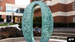 Seorang mahasiswa duduk di tangga gedung kampus Ohio State University di Columbus, Ohio, 6 November 2023. (Foto: Megan Jelenger/ AFP)