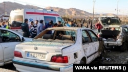 Tim medis dan sejumlah warga tampak berada di lokasi ledakan di Kerman, Iran, yang terjadi dalam acara peringatan kematian Jenderal Qassem Soleimani, pada 3 Januari 2024. (Foto: Majid Asgaripour/WANA (West Asia News Agency) via Reuters)