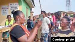 Wani lokaci da jami'ar zabe take tantance masu kada kuri'a a zaben gwamnoni a Najeriya